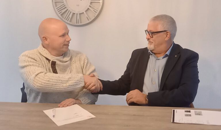 Vlnr Danny en Paul bij notaris voor oprichting Stichting OZ.