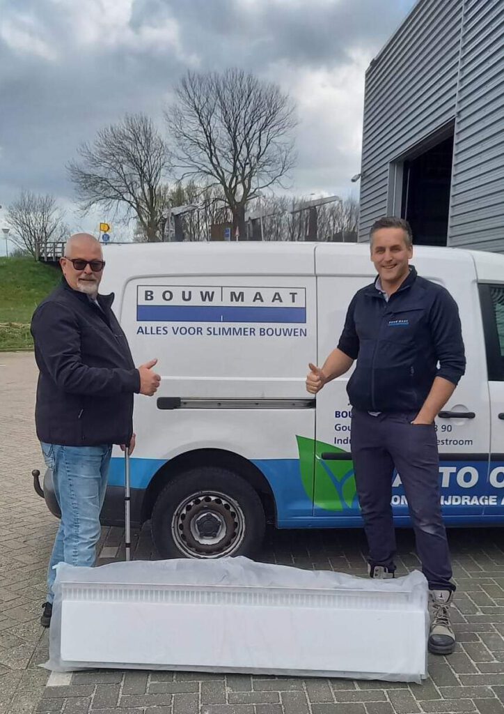 Paul van St. OZ neemt voor G.I.P.S. gesponsorde rijplaten door Bouwmaat Gouda in ontvangst.